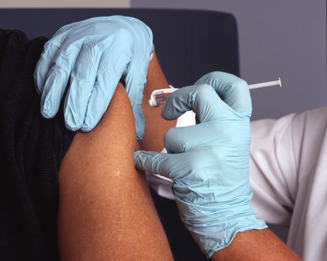 Governo compra 100 milhões de doses da vacina contra a Covid-19 e primeiro lote chega em dezembro