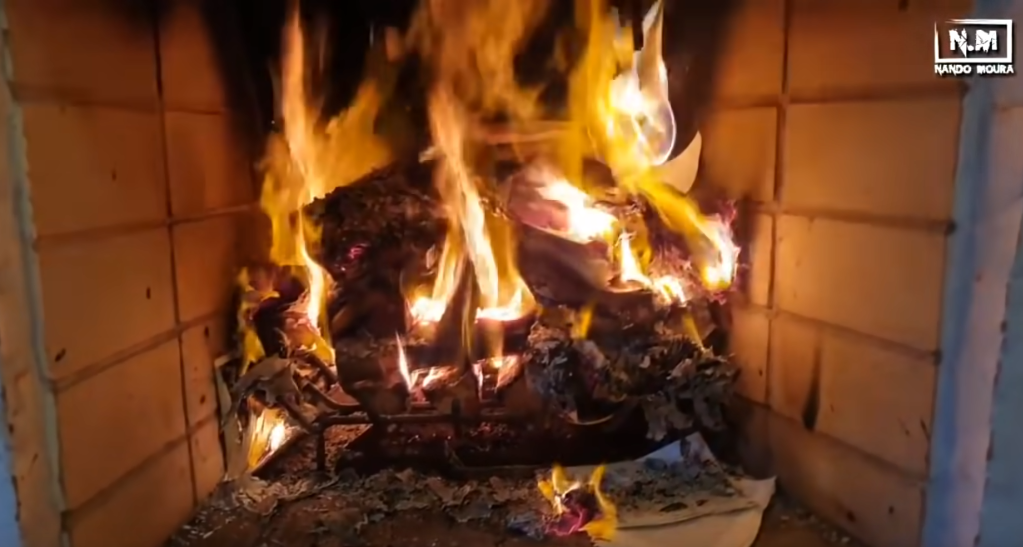 Nando Moura repostou trecho do vídeo em que queimou livros de Olavo